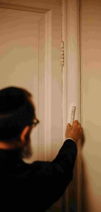 סופר סתם שומר ישראל קובע מזוזה